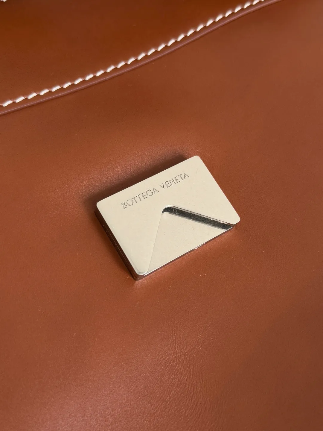 Batch 2460 BOTTEGA VENETA 2025 new men's ANDIAMO backpack Bottega Veneta's main recommendation is undoubtedly Andiamo. The first new favorite of 2025 is a men's splayed buckle bag. It can be seen that the designer has used many small ideas. The detachable cross-body strap is very convenient for elite office workers to carry their work diary. Reduce the burden on your hands when carrying office supplies. The interior is divided into two large compartments and a small zippered compartment. Unlike the women's model, the compartments here are not detachable. The fixed large single layer also makes it easier to pack lightly when going out to work and avoids the accumulation of too many small items. Style number: 807715 Size: 37*26*13cm